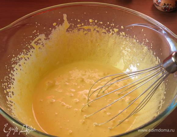 Сбиваем желтки с 4 ст. л. сахара.