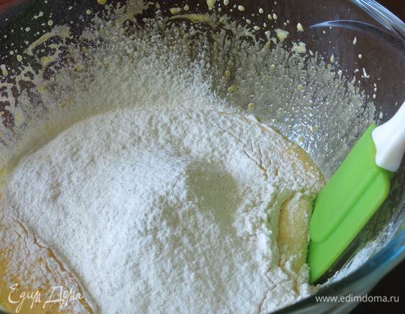 Соединяем желтки с просеянной мукой.