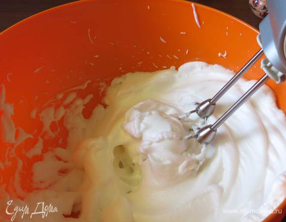 Сбиваем белки с щепоткой соли, добавляем 1 ст. л. сахара, сбиваем 7 минут.