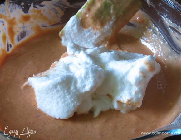 Вмешиваем белки в массу, снизу вверх.