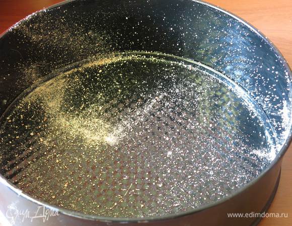 Форму смазываем маслом и присыпаем сухарями.