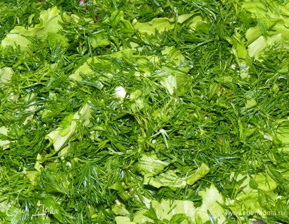 Всю зелень помыть и просушить. Измельчить.