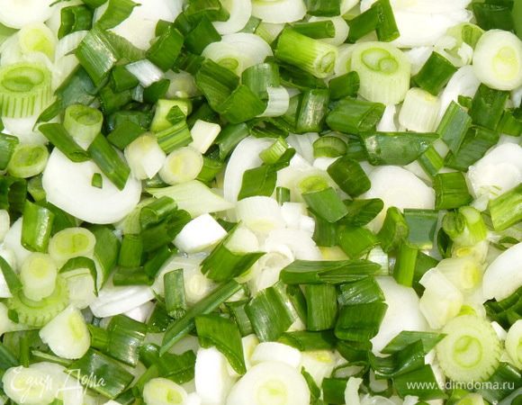 Измельчить лук.