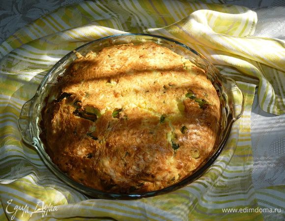 Перемешать зелень, выложить в форму, залить яичной смесью. Натереть сыр и  густо посыпать омлет. Выпекать в заранее разогретой до 160°C духовке 20 минут.