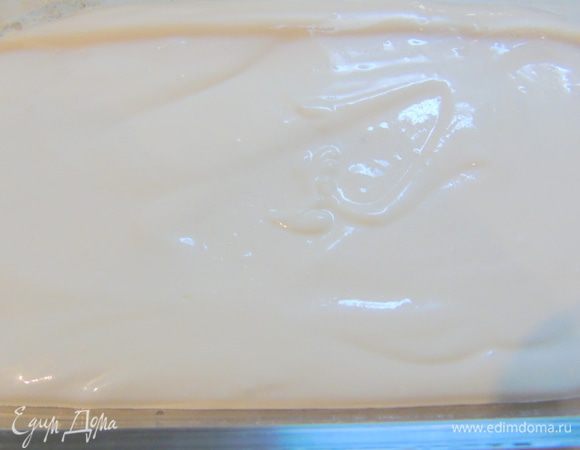 В форму выливаем 2/3 части творожной массы.