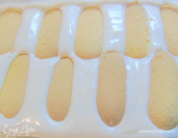 Затем выкладываем савоярди, слегка утопив, и отправляем в холодильник на 10 минут.