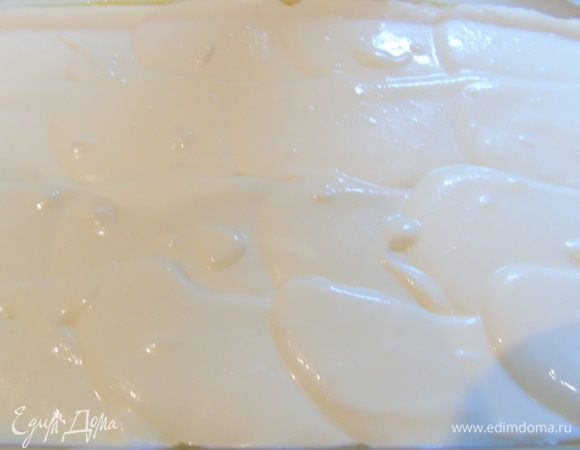 Сверху опять творожный слой и уже отправляем в холодильник до полного застывания, минимум на 2 часа, а лучше на ночь.