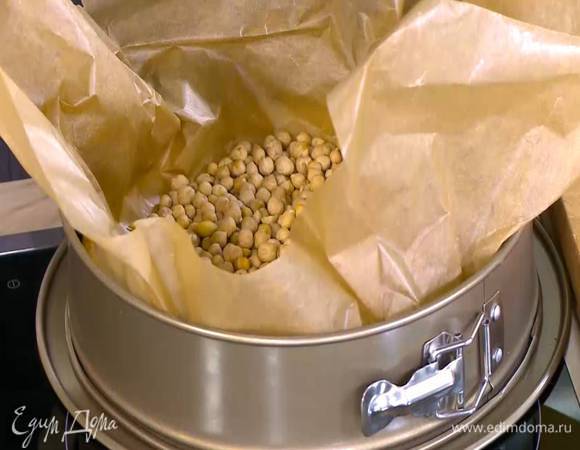 Выпекать корж в разогретой духовке 15‒20 минут.