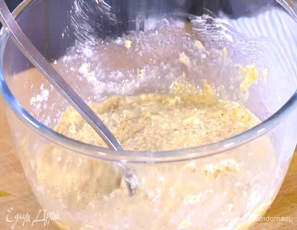 К измельченному миндалю добавить предварительно размягченное сливочное масло и сахар, влить ром, все перемешать, затем добавить яйца и вымешать все в однородную массу.