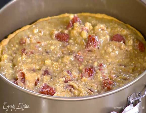 Выложить миндально-малиновую массу на подпеченный корж и разровнять.