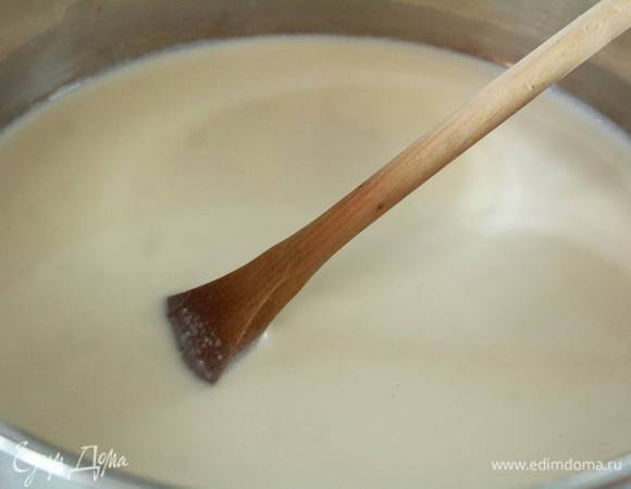 В кастрюлю вылить сливки и поставить на огонь. 
Сливки нужно брать жидкие, жирность может быть от 10% до 35%.
Помешивая довести их до 75°C (если нет термометра, то дождаться появления-всплывания первых пузырей со дна).
Лимонную кислоту развести с водой и влить в сливки.
Уменьшить огонь до маленького и постоянно помешивая варить 10 минут. 
Они должны стать немного гуще (или даже немного творожной массы будет).