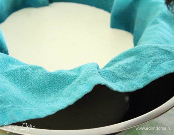 Слить на дуршлаг с кухонным полотенцем или с марлей, вчетверо сложенной.
Периодически помешивать, чтобы лучше отделялась сыворотка.