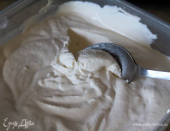 Когда стечет вся сыворотка, переложить в емкость и отправить остывать дальше в холодильник.
Через 2 часа маскарпоне готов :)
На фото маскарпоне из смеси сливок 10% и 35% жирности.
Из сливок 10% жирности маскарпоне чуть более творожистый, но при взбивании миксером отлично стал однородным.