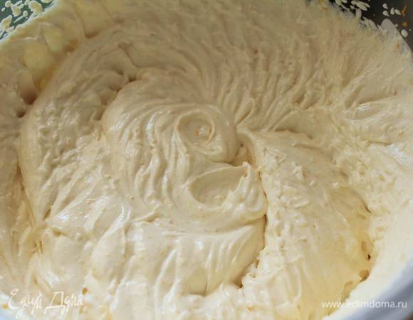 Маскарпоне смешать с 3 ст.л. сахара, ромом и апельсиновой цедрой 2-3 минуты.