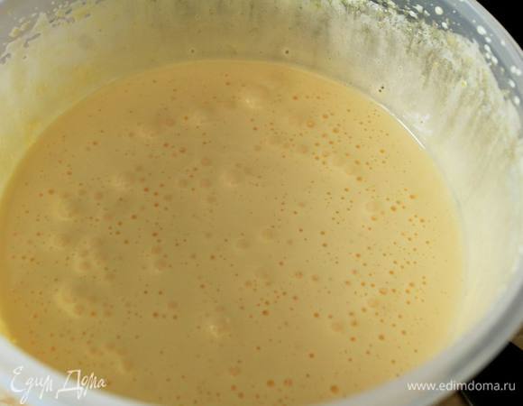 Желтки с белками разделить, желтки смешать с сахаром до состояния устойчивой кремообразной пены.