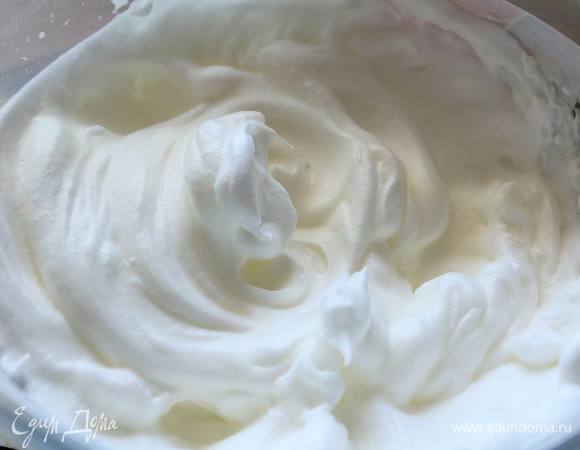 Белки с лимонным соком смешать в пену (но чтобы не начали распадаться на хлопья).