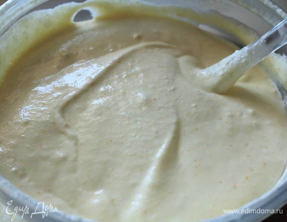 Маскарпоне смешать сначала с желтками, затем аккуратно лопаткой заворачивающими движениями смешать с белками (чтобы сохранить их пузырьки).