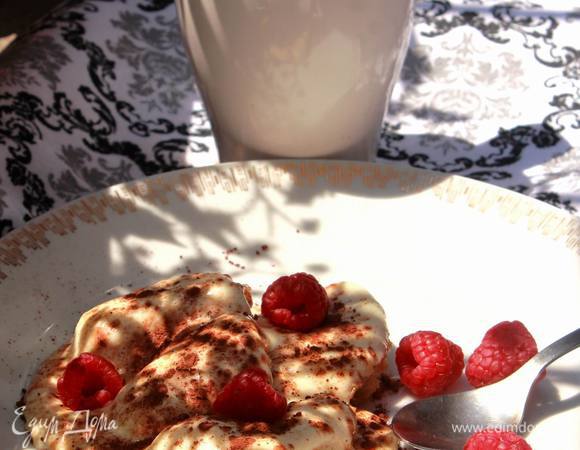 При подаче можно слегка посыпать горьким какао и добавить ягод.
