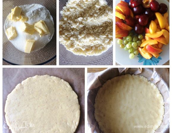 Для верхнего слоя пирога готовим крошку:
В миске соединяем все ингредиенты и руками перетираем в крошку. Отправляем полученную крошку в холодильник, пока будем пирог собирать.
Подготовим ягоды и фрукты. Помоем, очистим от косточек, нарежем на дольки.
Начинаем собирать пирог:
На пекарской бумаге раскатываем тесто до нужного размера формы (у меня разъемная, 26 см). Тесто переносим в форму вместе с бумагой.