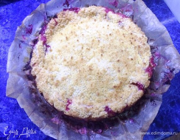 Испеченный пирог, вынимаем из духовки, охлаждаем его полностью не вынимая из формы. Также в форме отправляем пирог в холодильник для окончательного охлаждения (у меня ночь простоял).