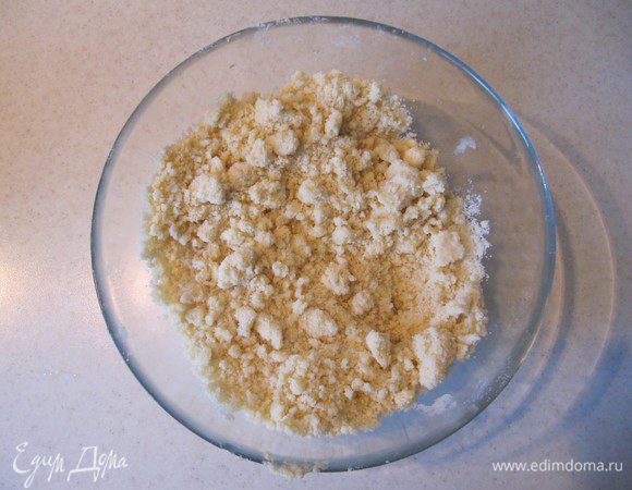 Муку смешать с разрыхлителем, содой и солью. Добавить размягченное сливочное масло и руками соединить муку со сливочным маслом. Если останутся некрупные крошки, ничего страшного. Затем перемешать масляно-мучную смесь с сахаром.