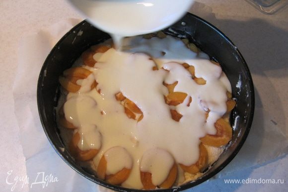 Приготовить заливку. Для этого взбить вилкой сметану, сахар и яйцо. Покрыть заливкой абрикосы. Отправить пирог в предварительно разогретую до 180°C духовку на 40-50 минут (следите за духовкой!).