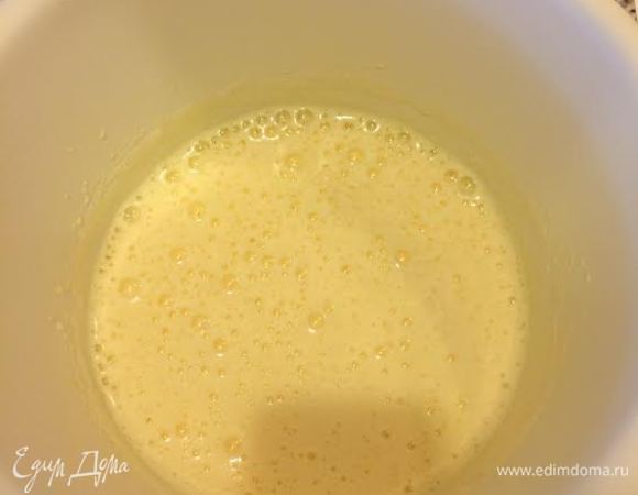 Яйца взбить с сахаром и ванилином.