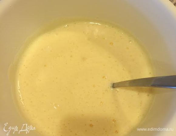 Смешать яичную смесь с мацони, солью и аккуратно перемешать.