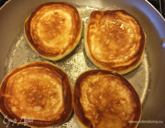 Жарить оладьи на слабом огне накрывая крышкой.