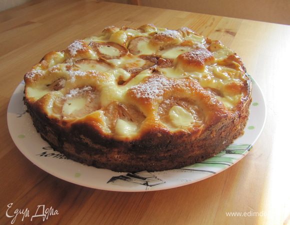 Готовому пирогу дать немного остыть прямо в форме. Затем извлечь его и при желании присыпать сахарной пудрой.