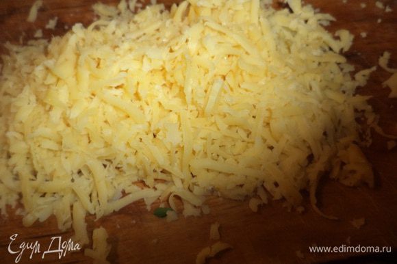Болгарский перец нарезать соломкой. Сыр натереть на крупной терке.