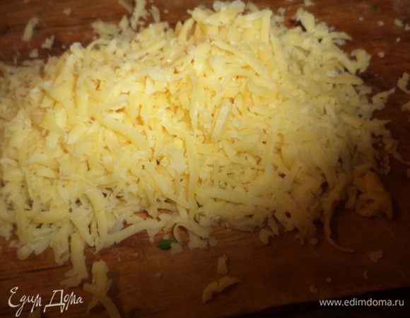 Болгарский перец нарезать соломкой.
Сыр натереть на крупной терке.