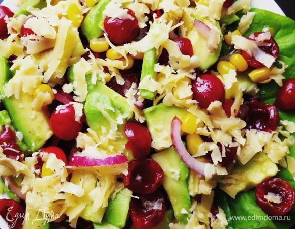 На блюдо выложить листья шпината, свеклу по-корейски (у меня покупная, но можно приготовить как морковку), на нее — измельченное авокадо, мелко нарезанный лук, черешню (разрезать пополам, удалить косточку). 