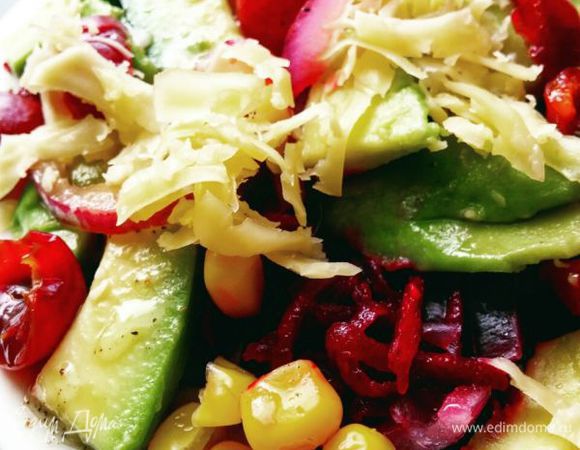 Полить салат заправкой (все ингредиенты смешать) и посыпать сверху тертым сыром (для цвета добавила немного кукурузы). 