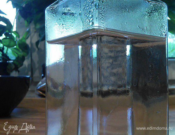 На среднем огне при постоянном помешивании довести смесь до кипения. Влить горячий шоколадный соус в чистую стеклянную емкость (я обдаю кипятком, но можно и простерилизовать). Если закупорить сразу, то соус можно хранить в холодильнике неделями. 