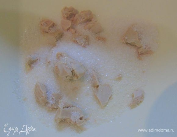 Дрожжи раскрошите и засыпьте сахаром.