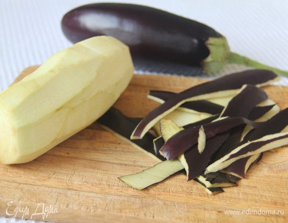Духовку с грилем разогреть до максимума (у меня 275°C).
Баклажаны (средние, граммов по 170) очистить от шкурки, нарезать кружками.