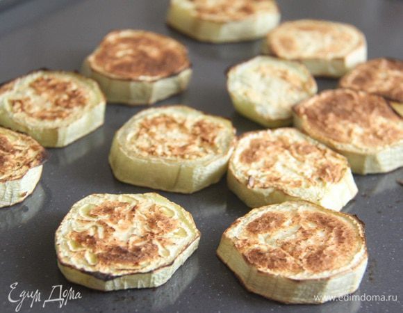 Запечь баклажаны на гриле или в духовке. Время запекания в духовке под грилем 10 минут (по 5 минут с каждой стороны).
Духовку перевести в режим нагрев+конвекция 190°C.