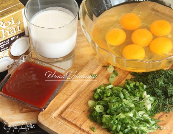 Приготовить следующие ингредиенты: 6 яиц, 120 мл кокосового молока, 70 г соуса кимчи, зелень 4 ст.л.