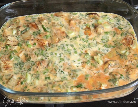 В форму для запекания (или можете готовить в сковороде), смазанную 1 ч.л. растительного масла, выложить баклажаны, затем залить яичной смесью.