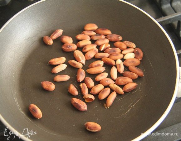 На сковороде обжарить 30 г арахиса (как вариант — кешью).