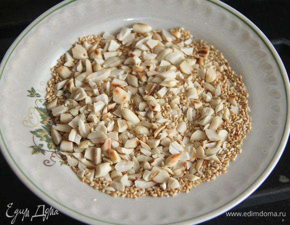 Арахис очистить от шелухи, порубить. 