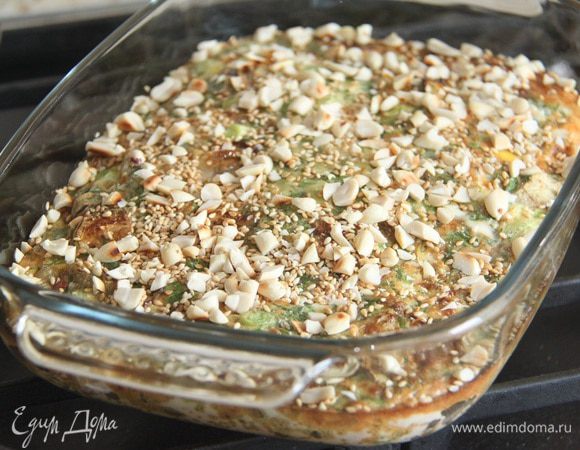 Готовый омлет посыпать смесью арахиса-кунжута.