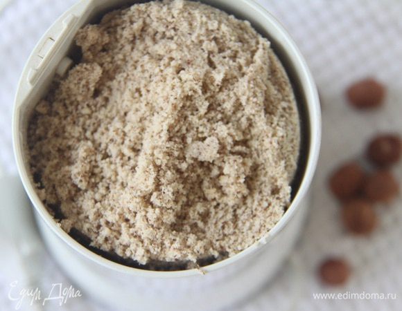 Фундук также измельчить в кофемолке.