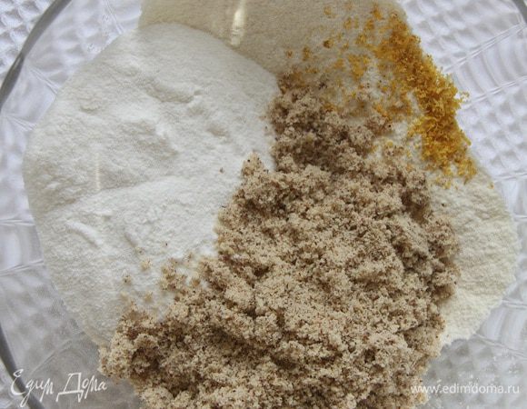 Соединить просеянную муку, сахарную пудру, ореховую муку и лимонную цедру.