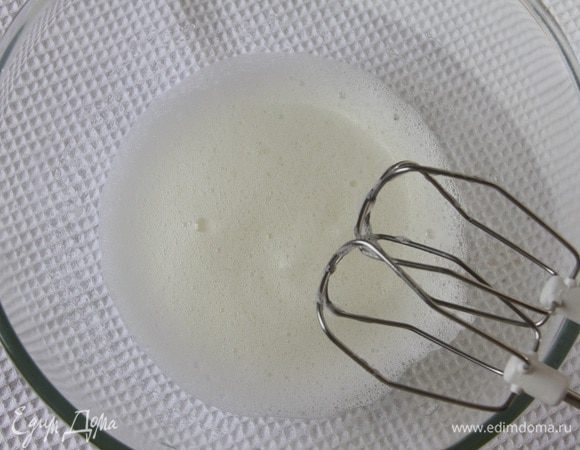 Яичные белки взбить в пену, но чтобы они оставались жидкими.
