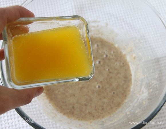 Сливочное масло растопить (можно в свч) и добавить (еле теплое) в тесто.