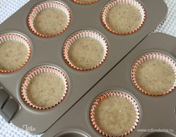 Разлить тесто в формочки для маффинов (мне нравится с бумажными вкладышами), не доливая до края на 1 см.