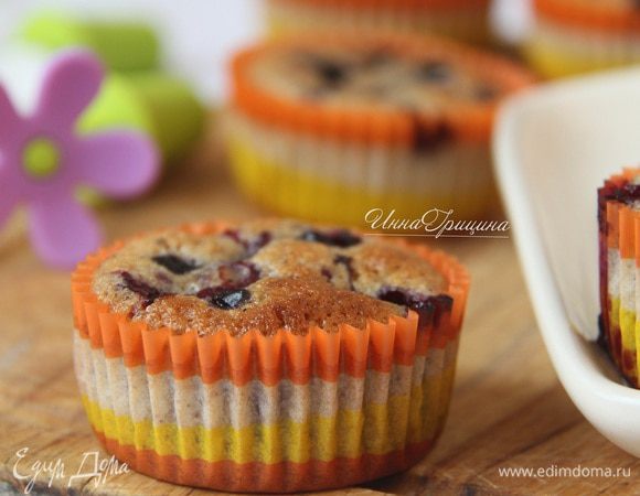 Воздушное ореховое тесто, сладость которого уравновешивается кислинкой черной смородины. Это очень вкусно!!!