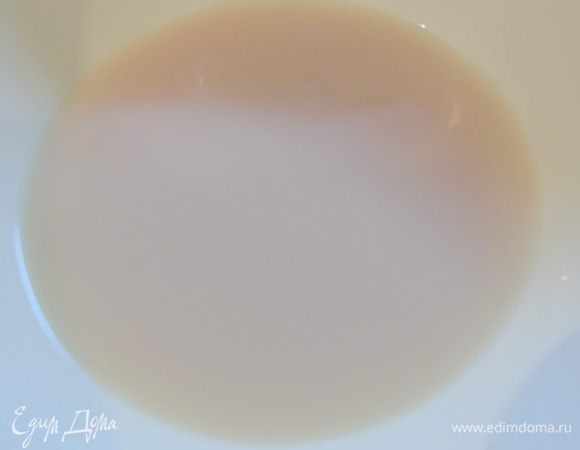 Влить теплую воду и размешать до растворения дрожжей.